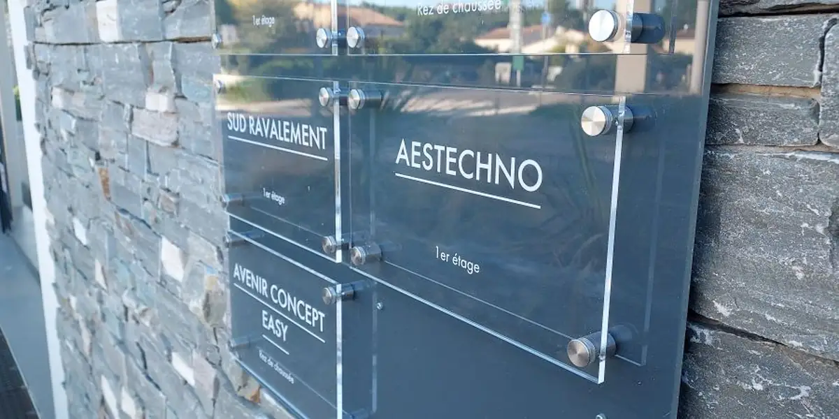 Plaque AESTECHNO à l'entrée du bureau d'études : partenaire de conception électronique externe.