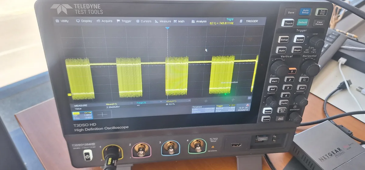 Teledyne T3DSO HD oscilloscope on the AESTECHNO bench in Montpellier, showing yellow signal bursts with frequency and duty-cycle measurements.