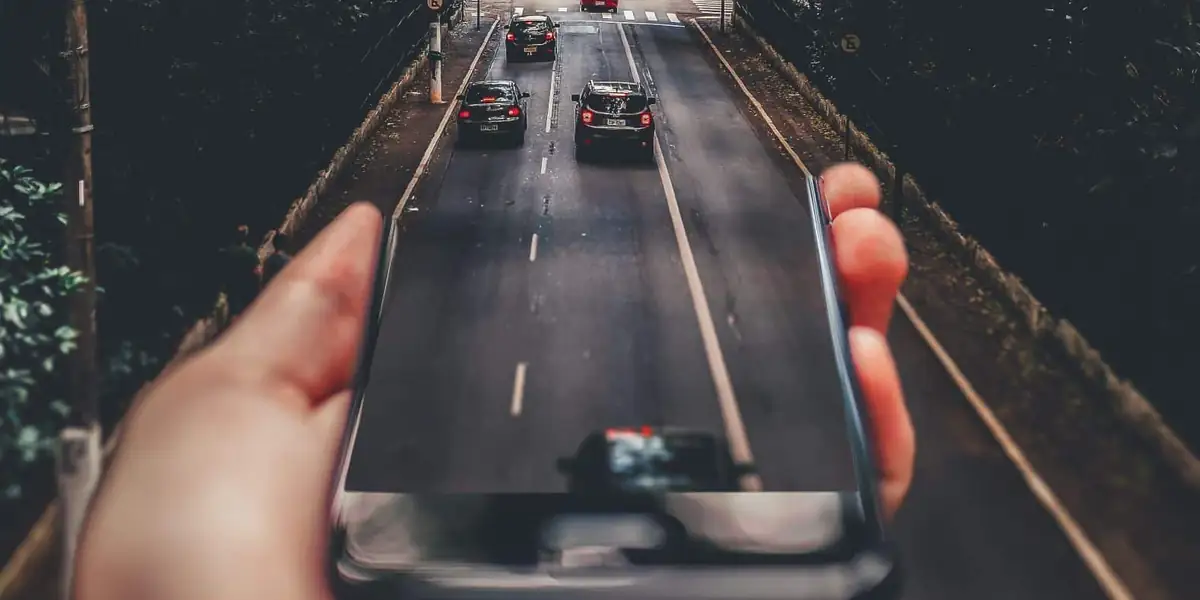Smartphone affichant une route urbaine : application typique de geolocalisation IoT.