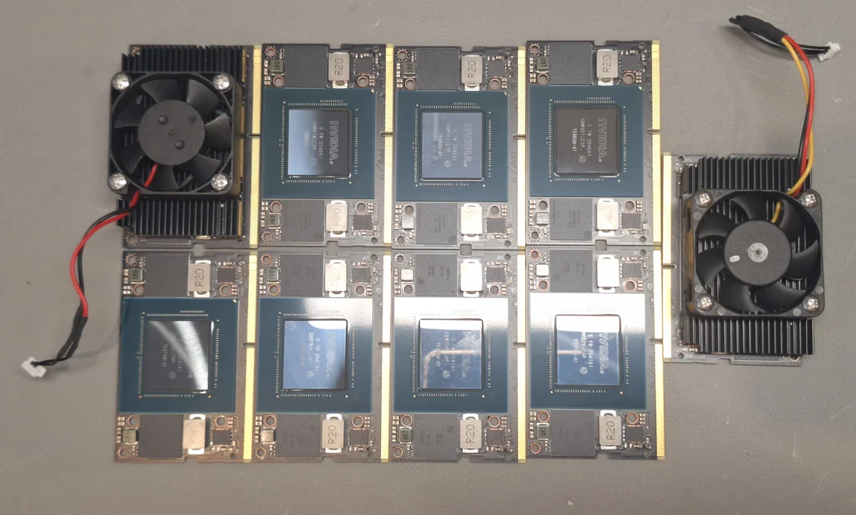 Huit modules NVIDIA Jetson Orin sur le banc de qualification AESTECHNO, dissipateurs et ventilateurs visibles, prêts pour caractérisation thermique et IO.