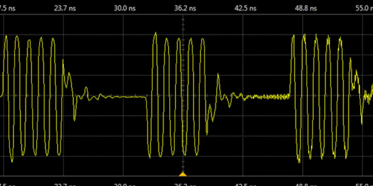 Capture d'oscilloscope : trains d'impulsions à l'échelle nanoseconde lors d'un test de validation.