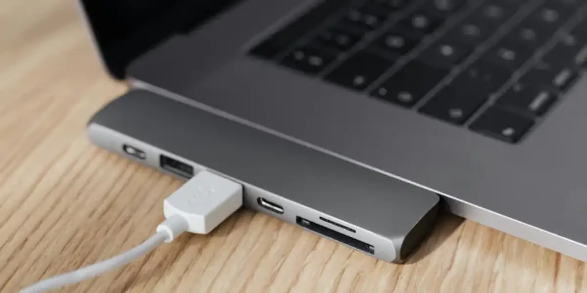 Hub USB-C connecte a un ordinateur portable : illustration concrete de l'ecosysteme USB-C.