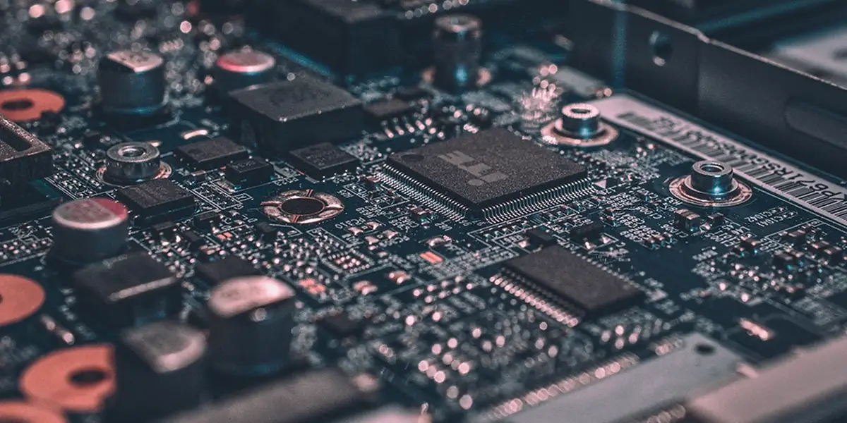 Carte embarquee dense avec microcontroleur central : socle hardware typique d'un RTOS.