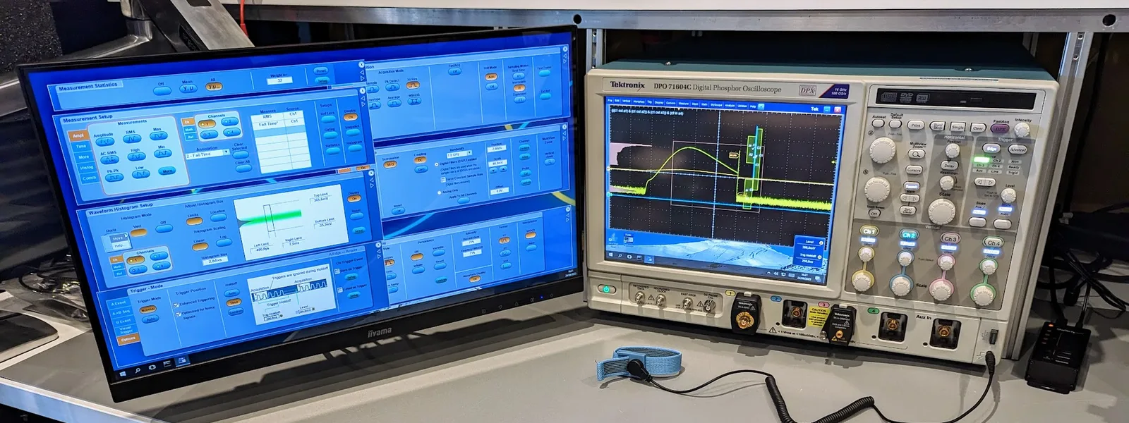 Banc de caractérisation AESTECHNO à Montpellier : oscilloscope Tektronix DPO 7104C avec écran de mesures TekExpress, bracelet ESD prêt à l'usage. Discipline de mesure et contrôle ESD requis pour l'assemblage de cartes médicales selon IEC 60601.